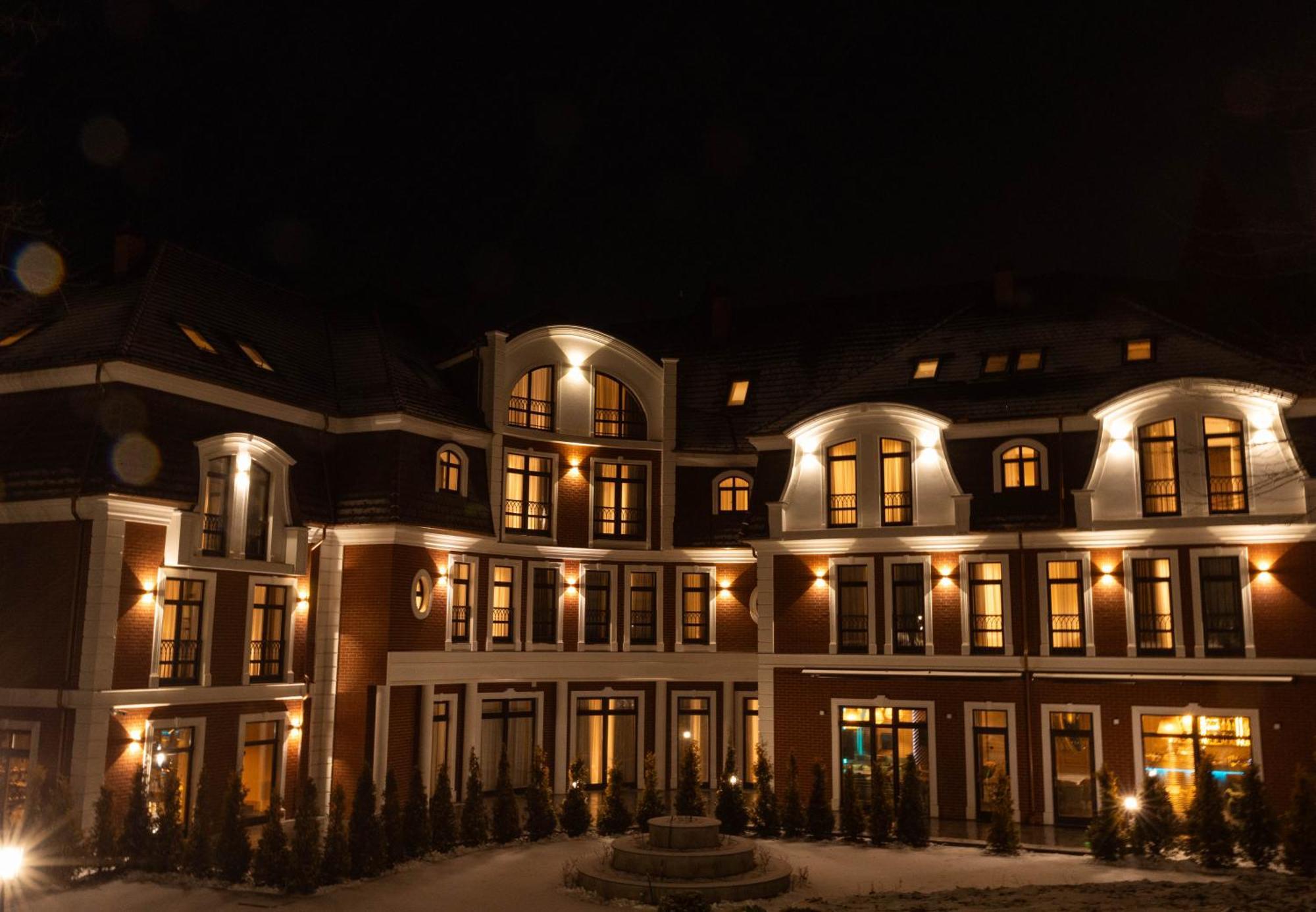 Park Hotel Bristol ウージュホロド エクステリア 写真
